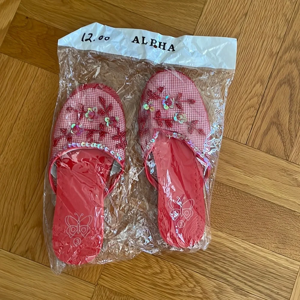 ALPHA GIRL SLIPPERS Size 3